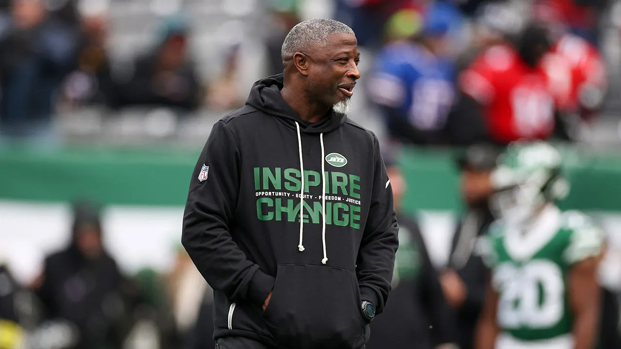 Former Jets GM shows faith in Aaron Glenn despite other coaching options.