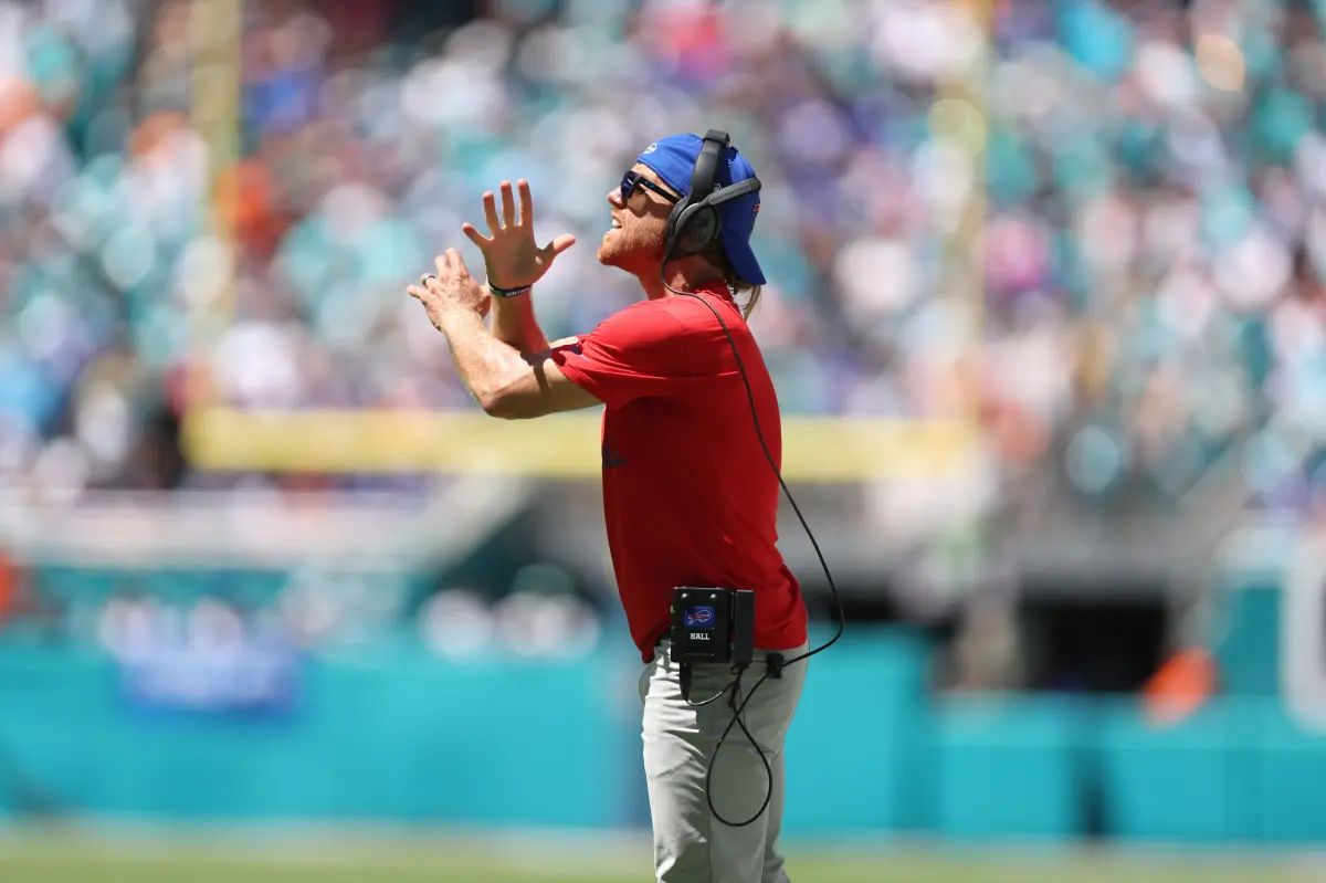 Giants plan to elevate Chad Hall to the position of wide receivers coach