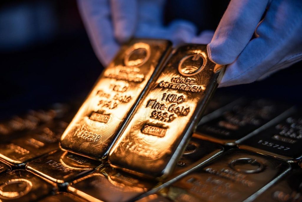 Gold Approaches $5,000 as a Weaker Dollar Boosts the Rally