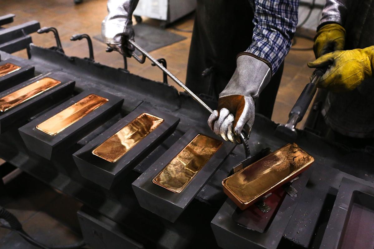 Gold and Silver Drop as Traders Prepare for Broader Index Rebalancing