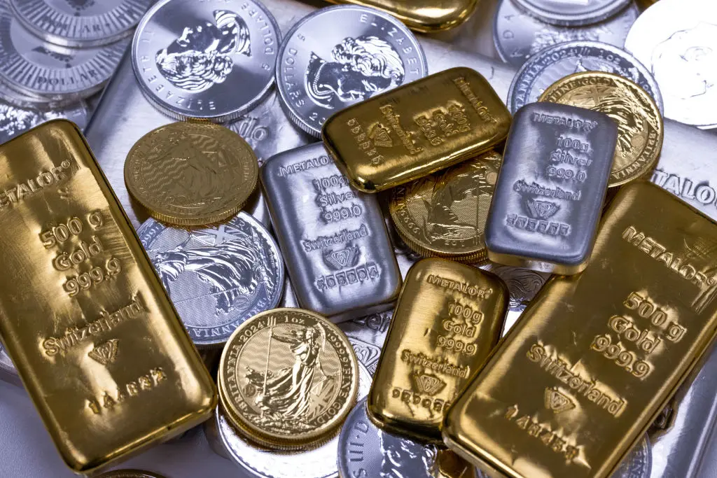 Gold and silver prices reach all-time highs in 2025, with a positive forecast for 2026.