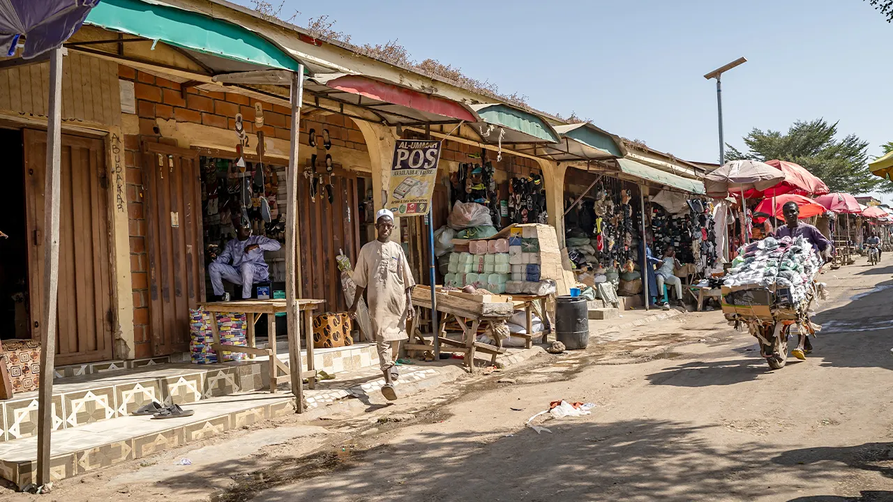 Gunmen storm Nigeria market, resulting in many deaths and kidnappings.