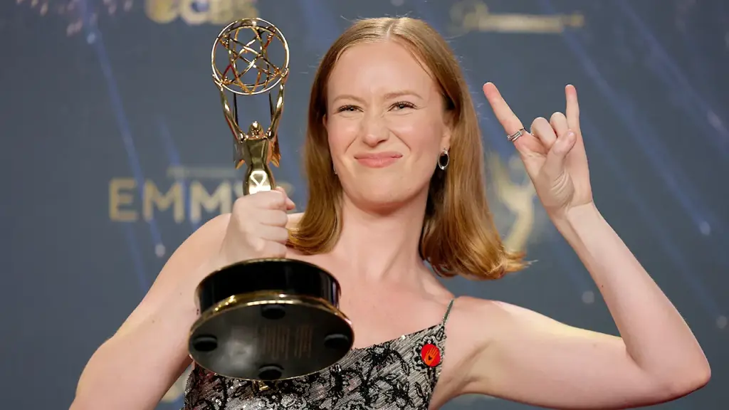 Hannah Einbinder cautions that 'none of us are safe' following deadly ICE shooting