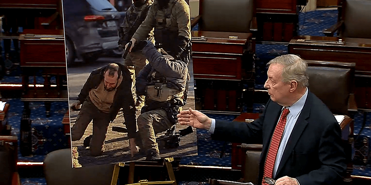 "Image reveals the truth": Democrat senator shares fake photo of Pretti shooting with headless agent.