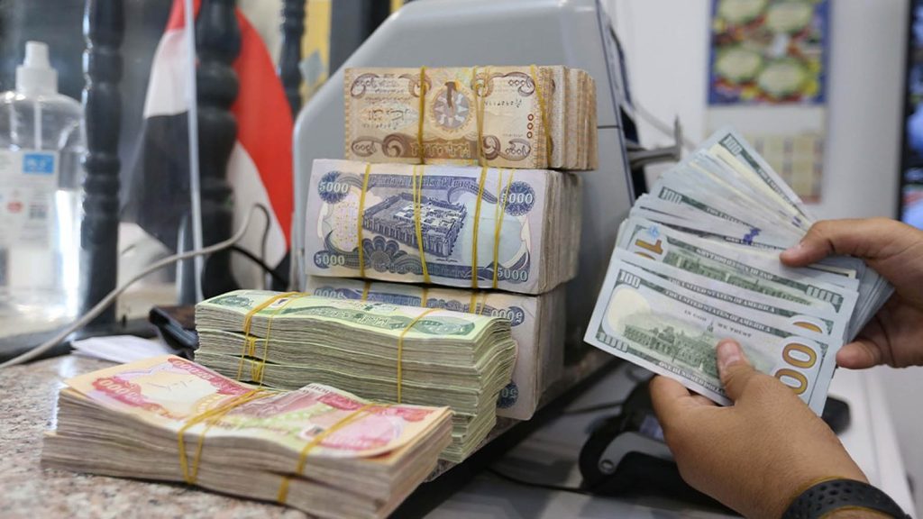 Iraqi Dinar Drops Sharply Against Dollar as People Hurry to Trade