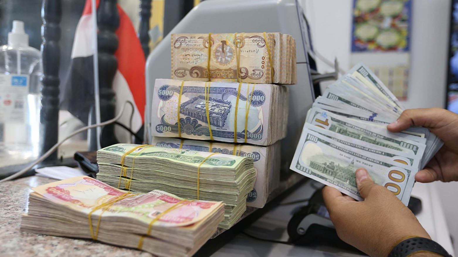 Iraqi Dinar Drops Sharply Against Dollar as People Hurry to Trade