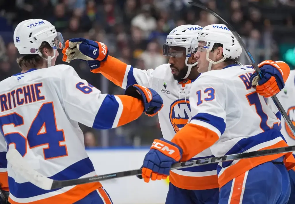 Islanders secure a victory against struggling Canucks in a disorganized game