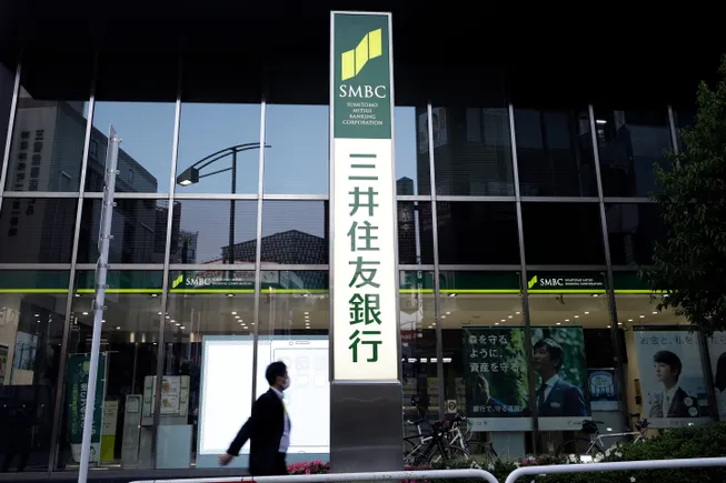 Jenius Bank staff announce the bank's closure