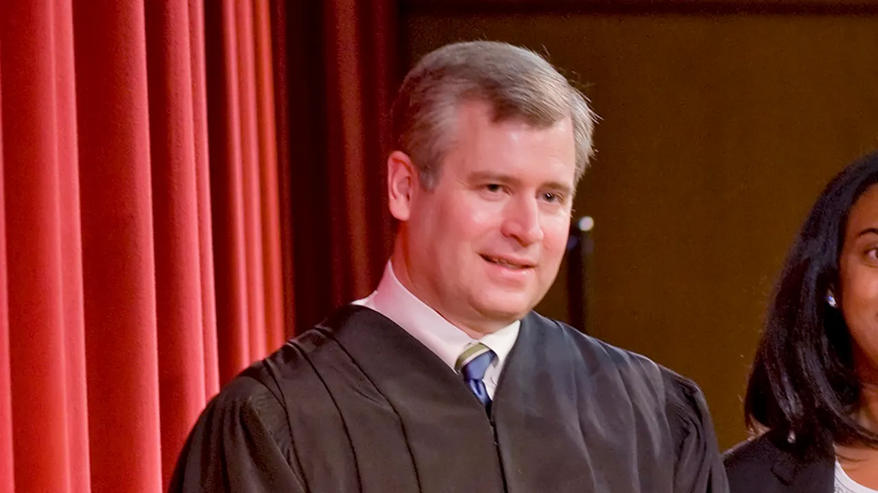 Judge Patrick Schiltz's contributions to an immigration organization lead to demands for him to step aside