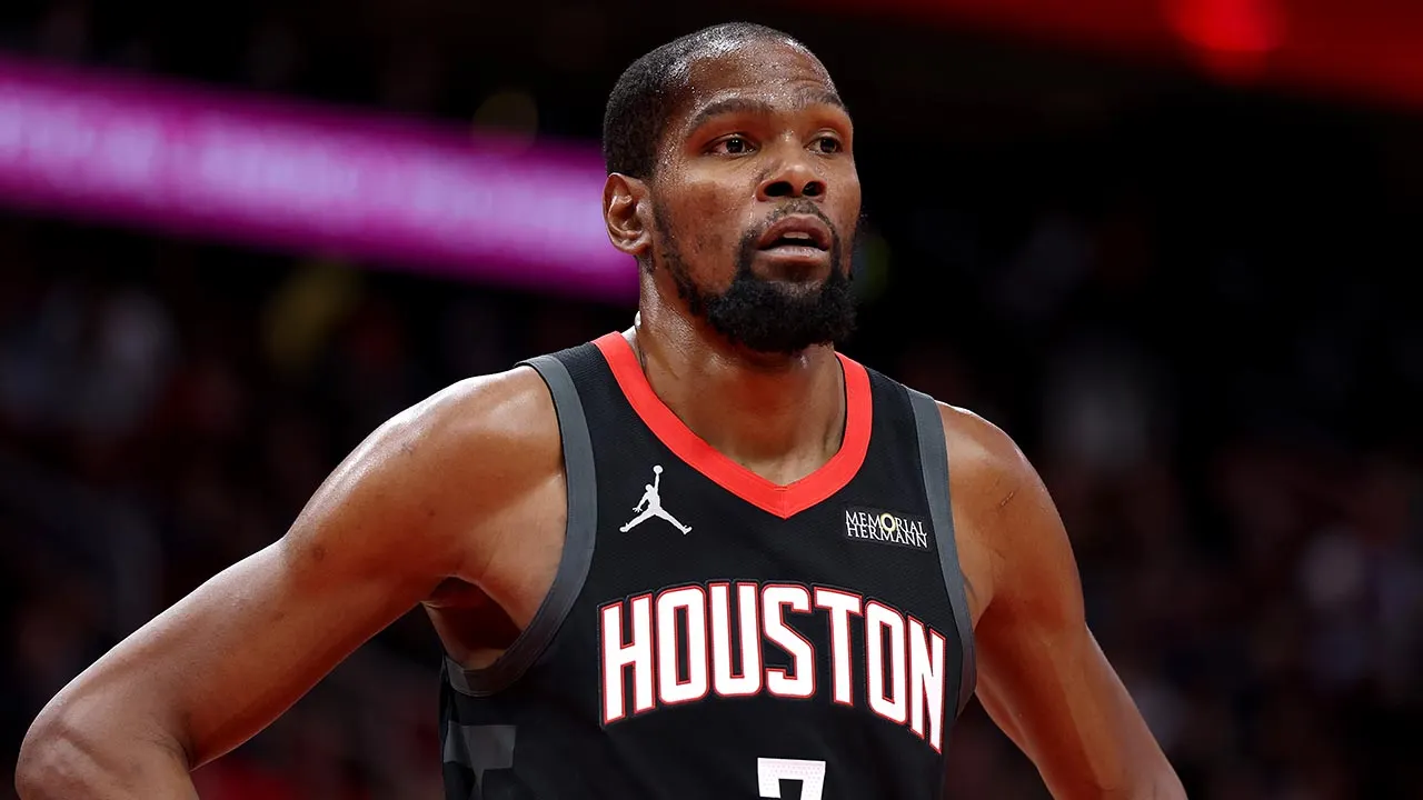 Kevin Durant responds to a heckling fan in a notable moment during the Rockets' victory.