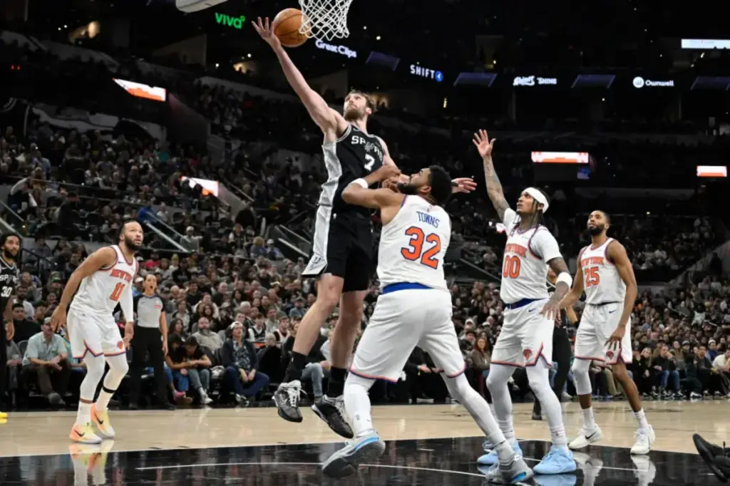 Knicks' rebounding ability collapsed in frustrating defeat to Spurs