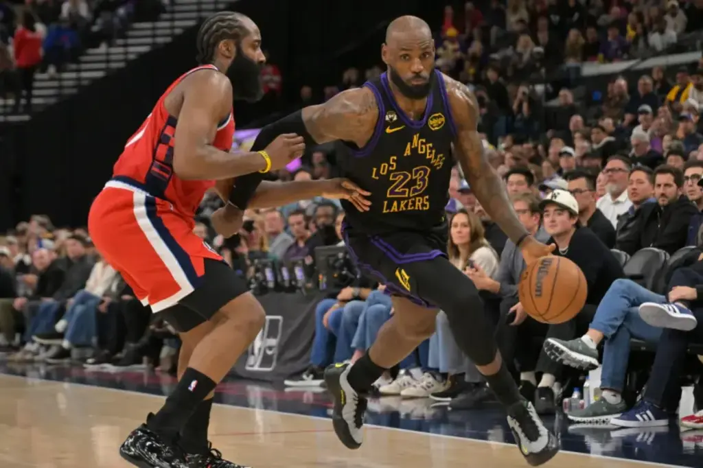 Lakers struggle with poor beginning in defeat against rival Clippers