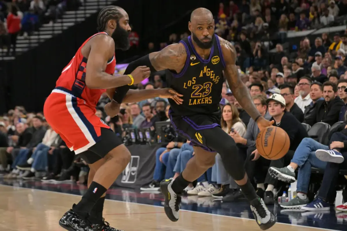 Lakers struggle with poor beginning in defeat against rival Clippers