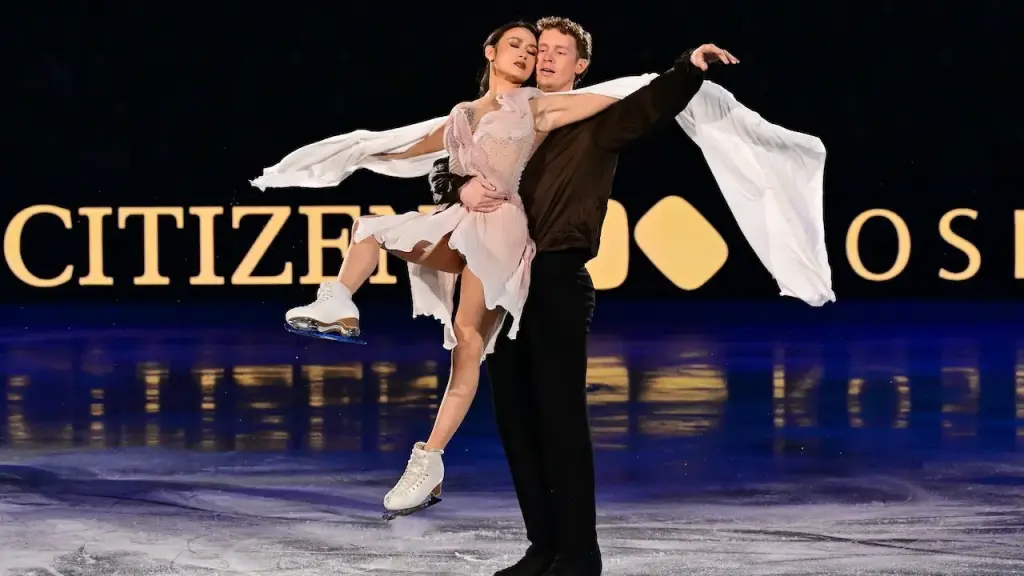 Madison Chock and Evan Bates achieve a seventh U.S. figure skating title, setting a new record.