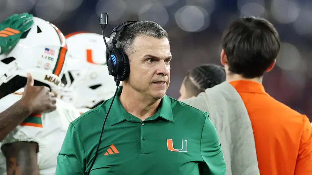 Mario Cristobal shakes off Miami assistant’s hug in popular clip