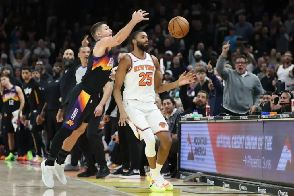 Mikal Bridges made a mistake by depending on the referees in a crucial moment against the Knicks, says Mike Brown.
