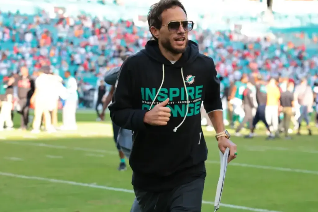 Mike McDaniel speaks with the Ravens as they aim to fill an open position