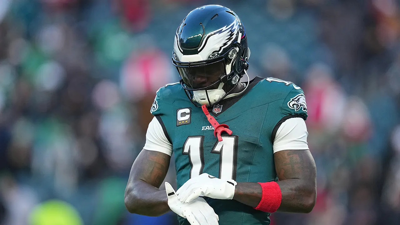 Nick Sirianni and AJ Brown have a heated argument on the sidelines during the Eagles-49ers game.