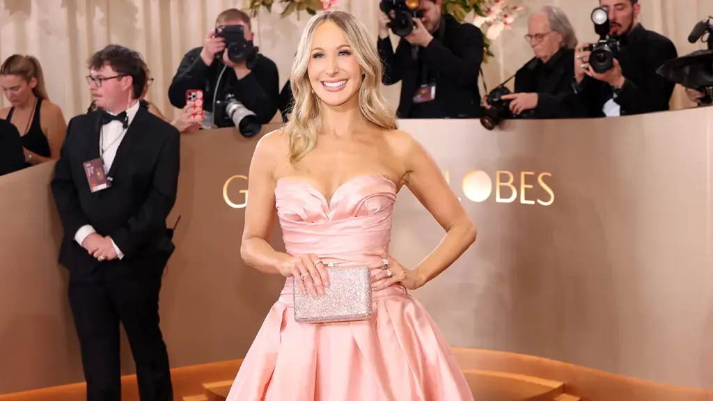 Nikki Glaser makes fun of CBS News at the Golden Globes ceremony