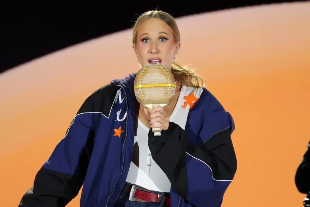 Nikki Glazer Performs Playful ‘Marty Supreme’ Take on KPop’s “Golden” for the Globes: “If Kev O’Leary Gives Me a Spanking”