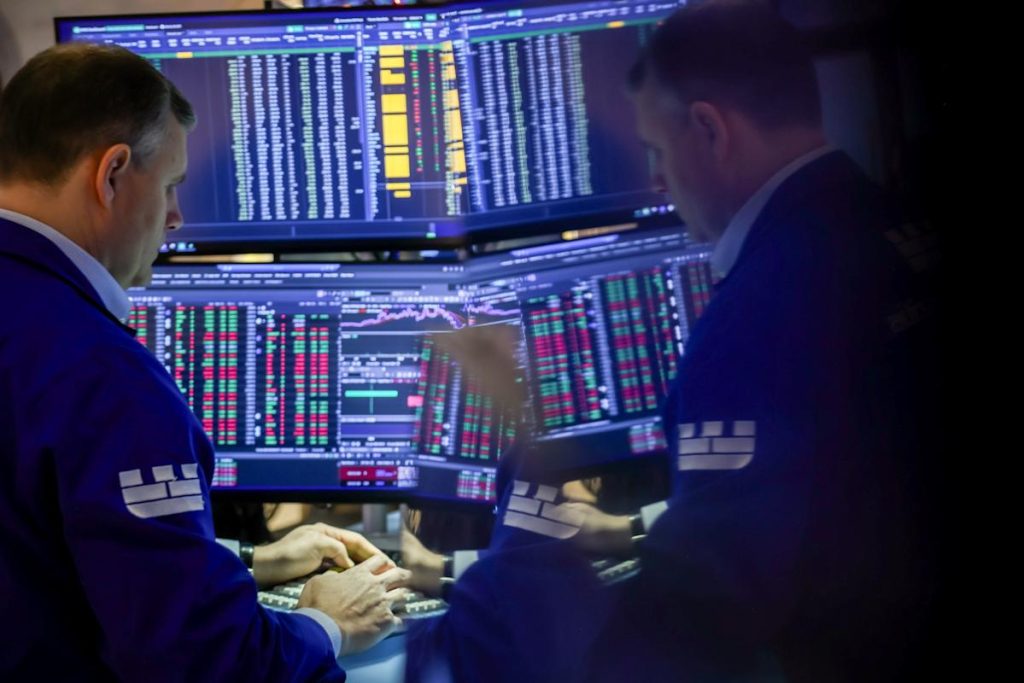 Oil Prices Fall, Stock Market Anticipates Unstable Day Due to Venezuela: Market Summary