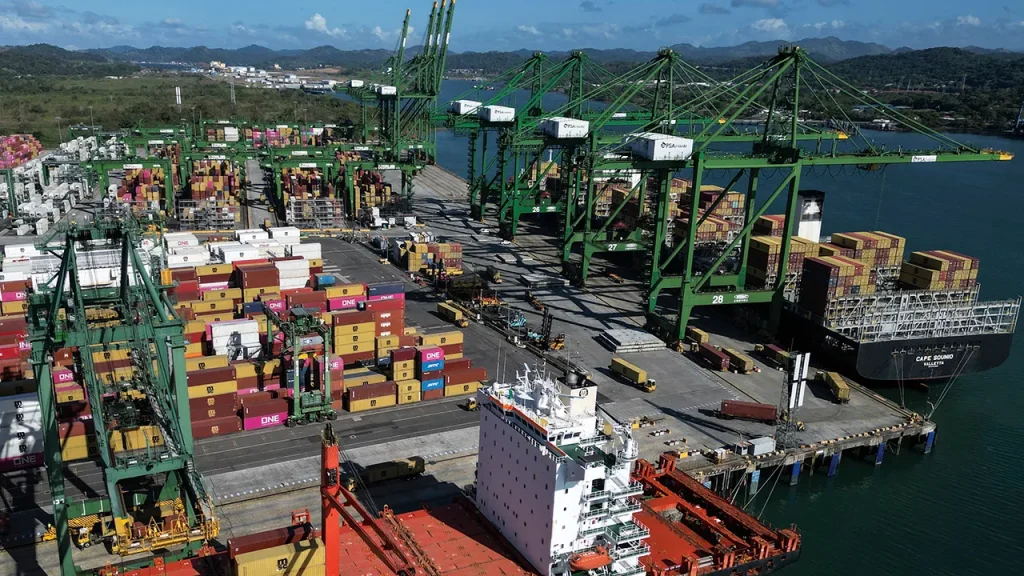 Ports in the Panama Canal will stay open after a court nullifies a contract with a Hong Kong company.