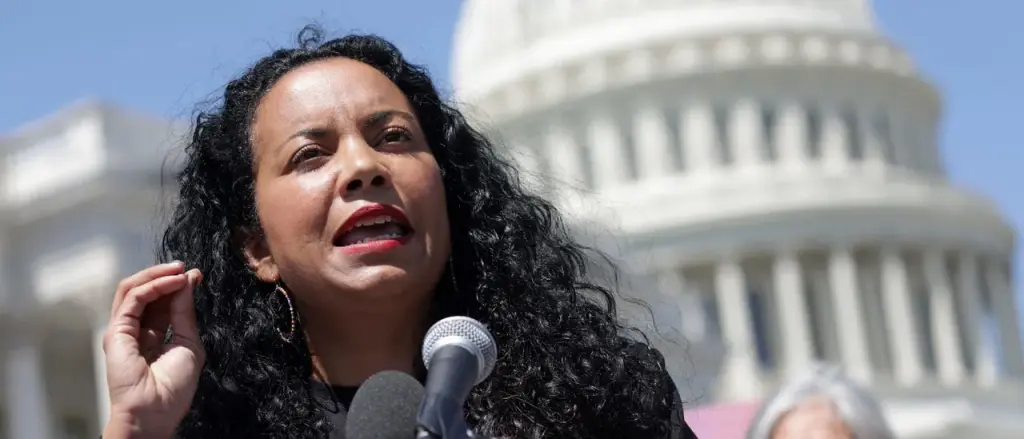 Progressive House Candidate Supported By Bernie Sanders and AOC Guides Energetic Crowd In Chanting ‘Abolish ICE’