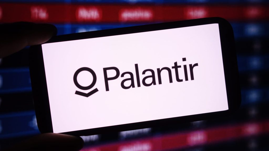 RBC identifies several concerns with Palantir before earnings, predicts a 70% decline in stock value.