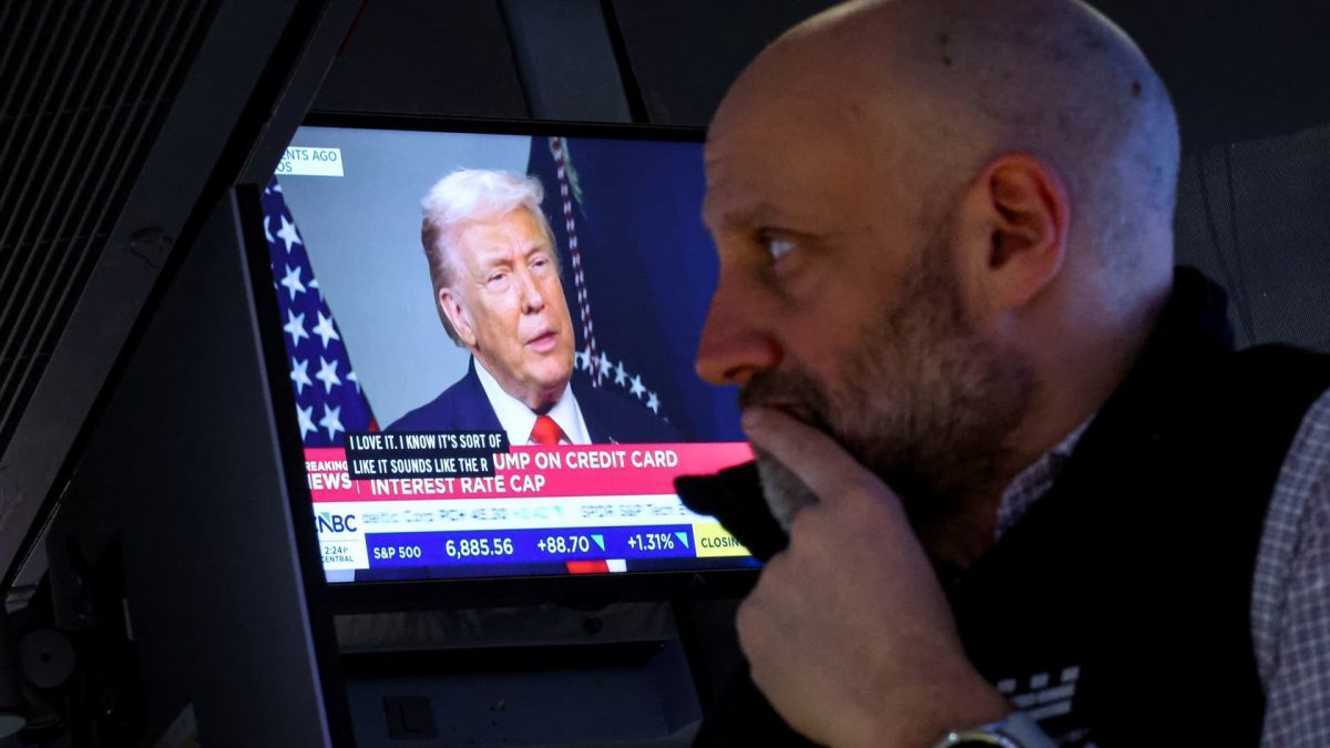 S&P 500 finishes the week slightly lower amid significant fluctuations.