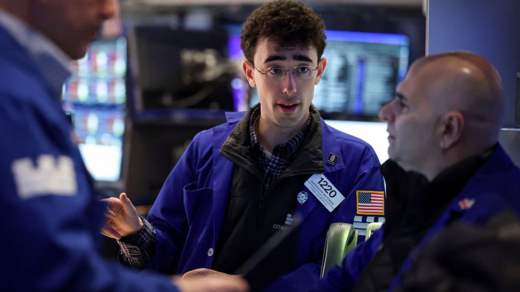 S&P 500 futures show little movement following an increase in the index before this week's major tech earnings: Live updates