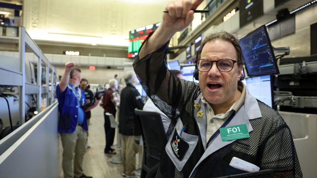 S&P 500 increases and aims for weekly growth after steady job statistics: Live updates