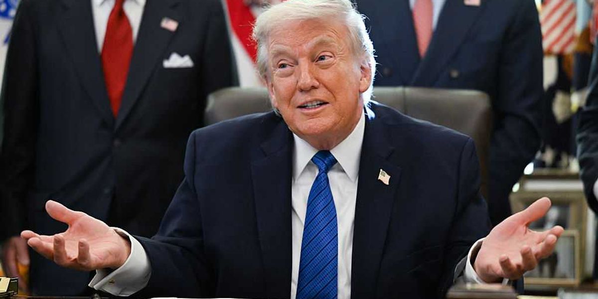 Senior US foreign aid official admits to accepting kickbacks and misleading federal authorities.