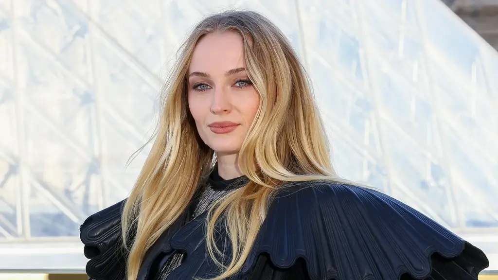Sophie Turner practices for 8 hours each day for her role as Lara Croft in 'Tomb Raider'
