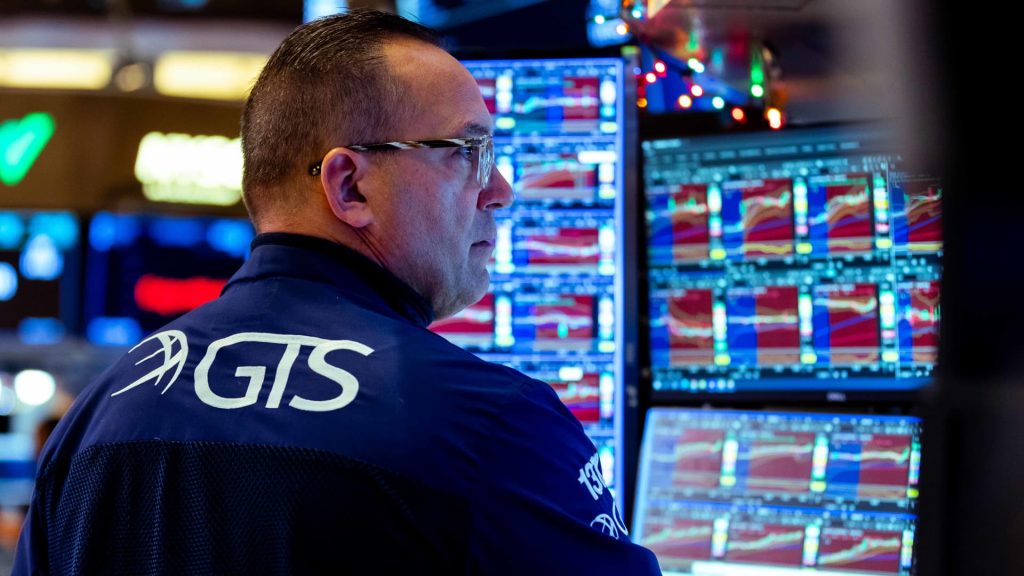 Stock futures remain steady as traders anticipate upcoming bank earnings: Live updates