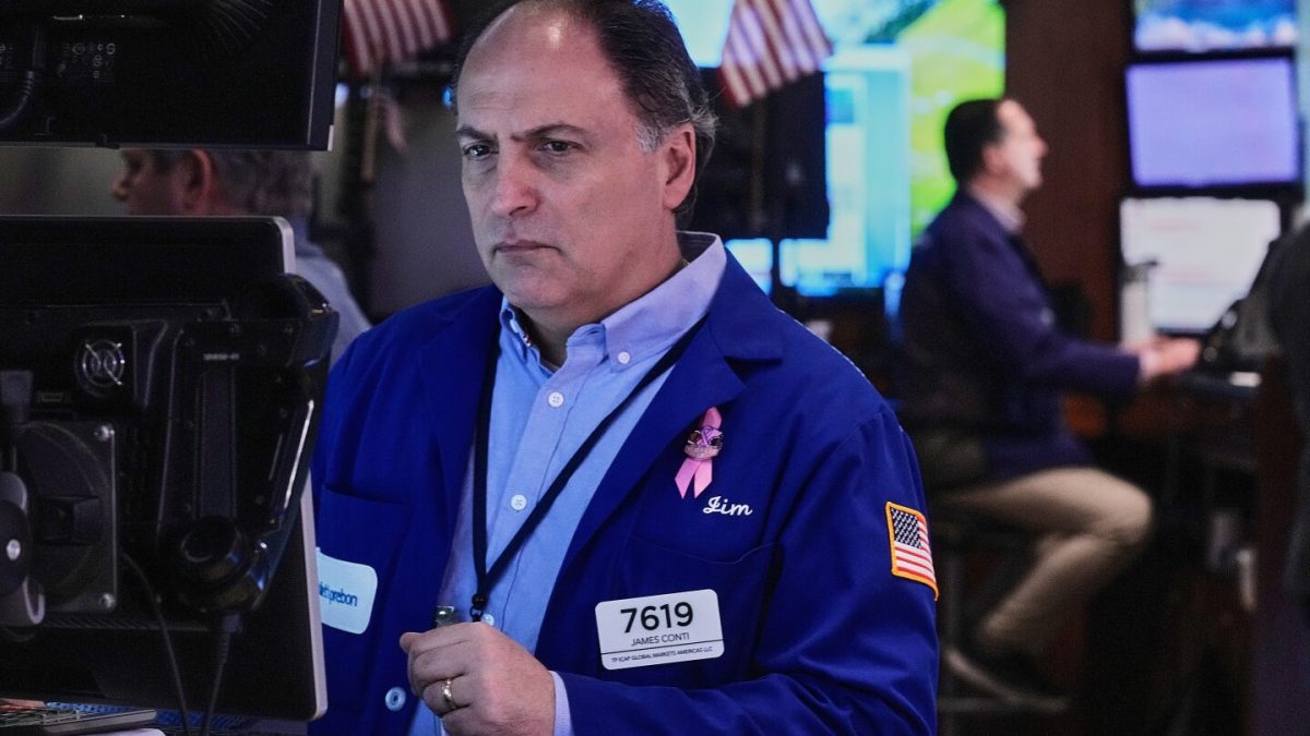 Stocks fluctuate on Wall Street and stay close to record levels.