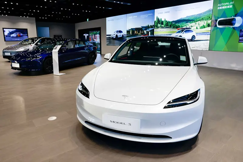 Tesla falls behind China's BYD in the electric vehicle market as competition and the end of tax credits affect demand.