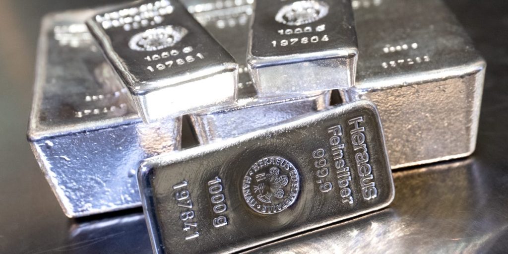 Three warning signs that silver might drop further, according to a leading commodities expert