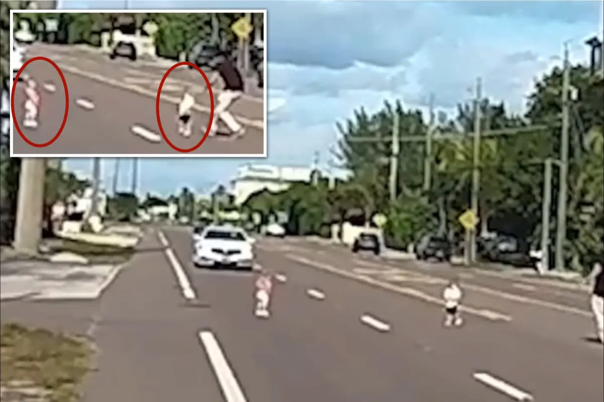 Unknown individual helps two young children who wandered onto a crowded street: video