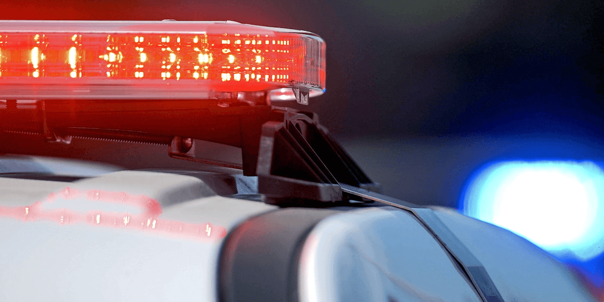 Video: Thieves crash a car into a jewelry store during the day for a robbery, but the suspects made mistakes.