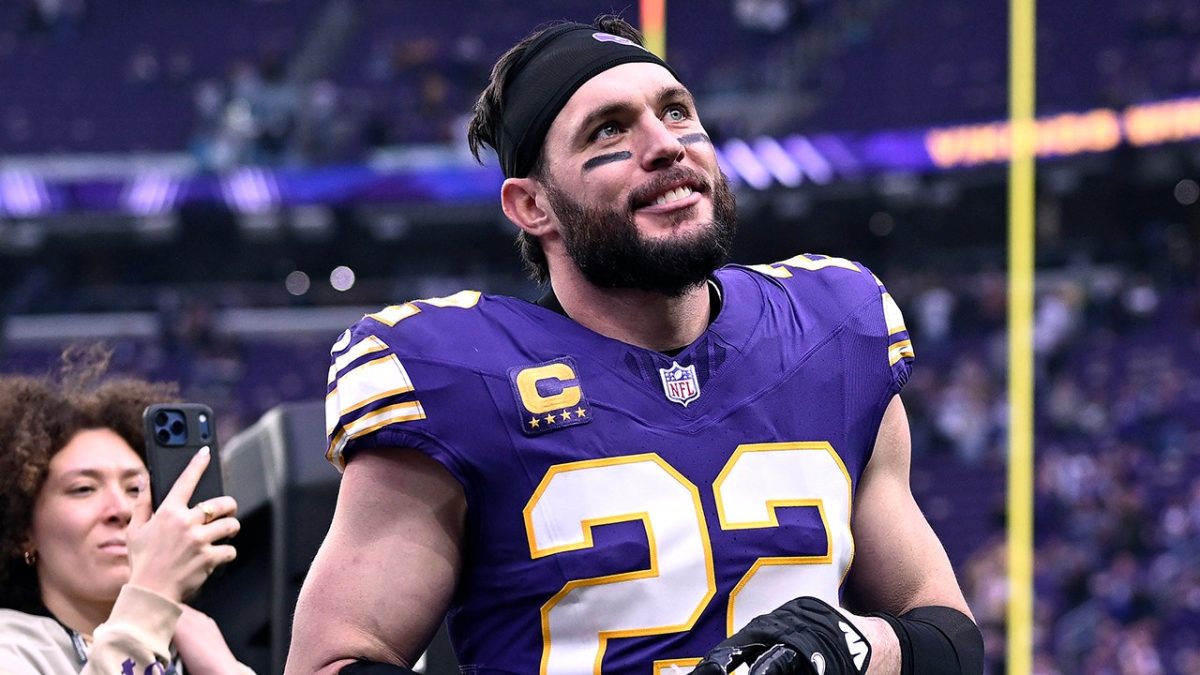 Vikings legends share heartfelt reflections with the team after what might be their last game.