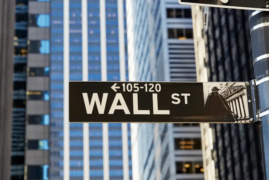 Wall Street faces strong hopes after its strongest performance since 2009.