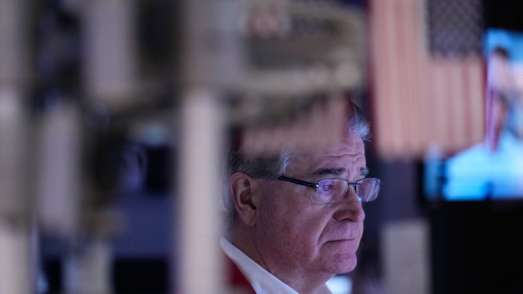 Wall Street reaches new highs as the unemployment rate improves