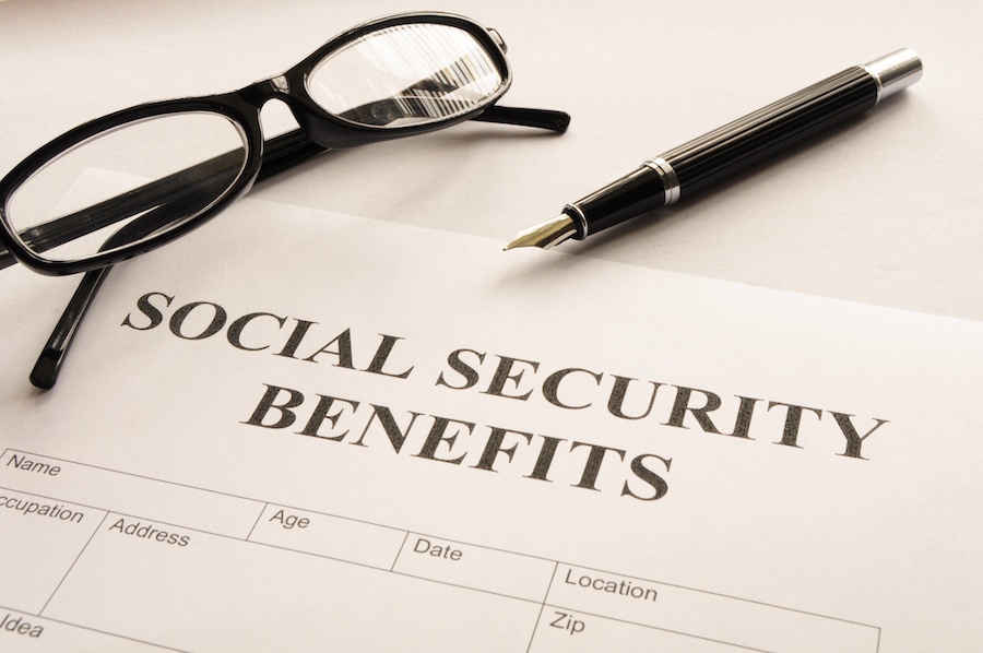When do the majority of Americans start receiving social security?