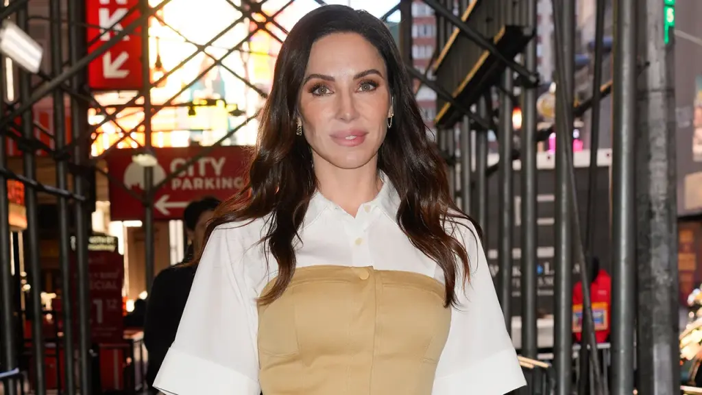 Whitney Cummings highlights the hypocrisy of wokeness in America during a discussion.