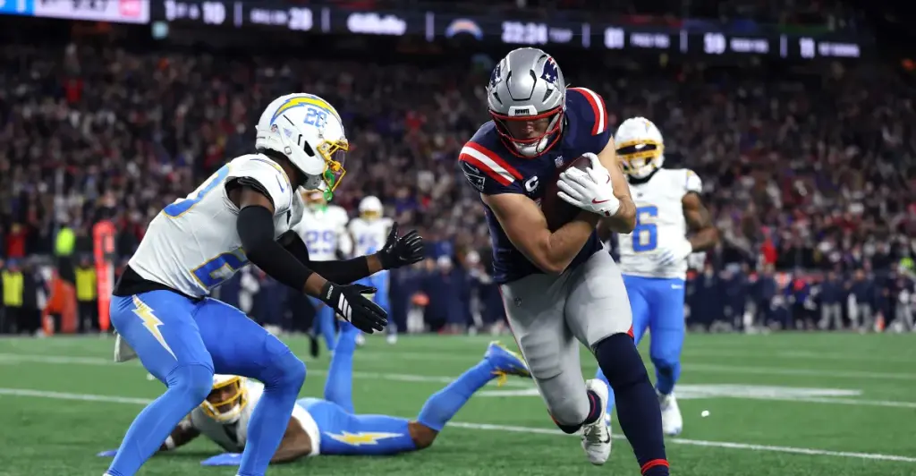 Who will the New England Patriots face in the AFC Divisional round?