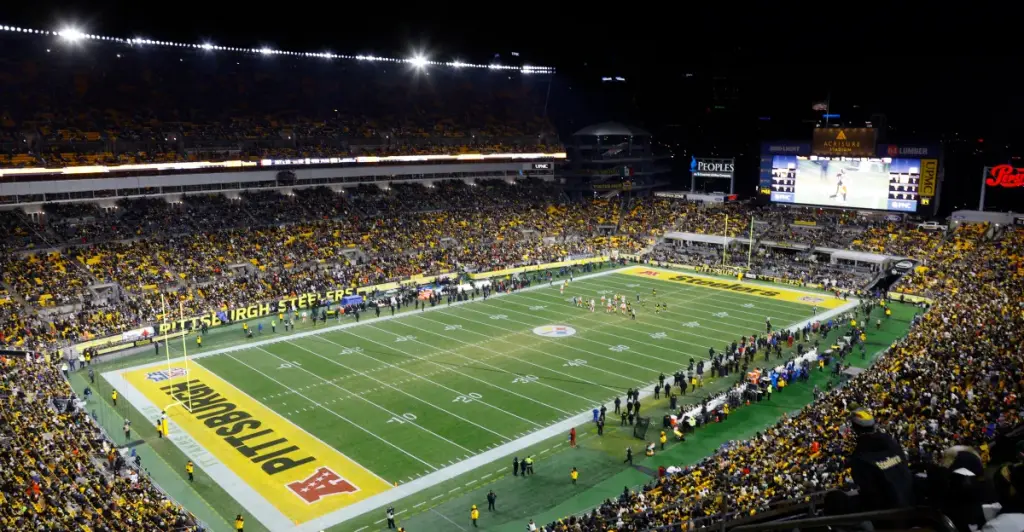 Who will the victor of the Texans-Steelers face in the AFC Divisional Round?