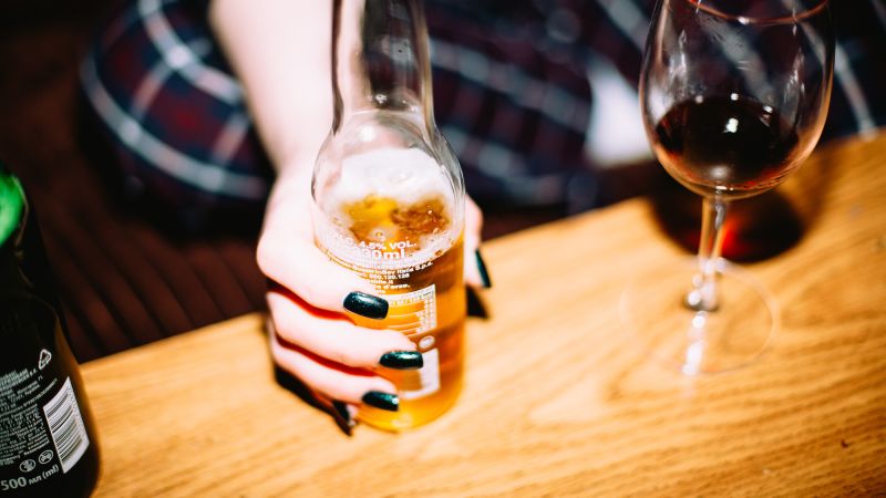 Why some individuals struggle to avoid alcohol, even when they realize it’s harmful to them