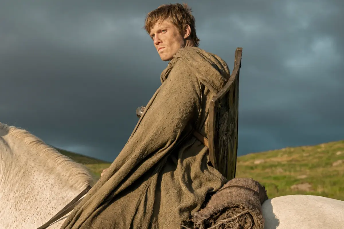 ‘A Knight of the Seven Kingdoms’ Begins With Dunk Unceremoniously Interrupting the Famous ‘Game of Thrones’ Theme: “An Unheroic Crouch”