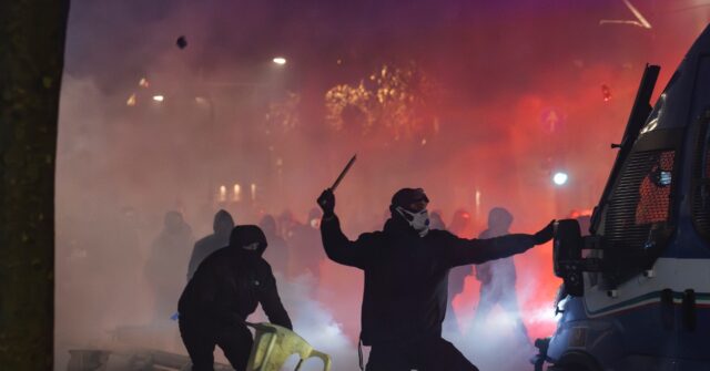 100 Police Hurt as Unrest Breaks Out in Italy Due to Closure of Leftist Center