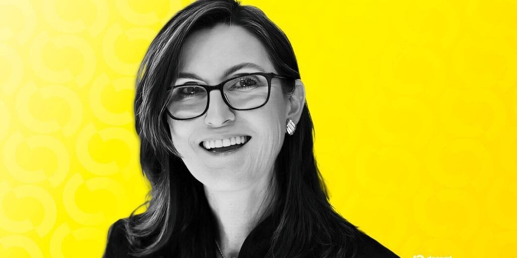 Ark Invest, led by Cathie Wood, increases its investment in BitMine and Coinbase stocks during the Bitcoin decline.